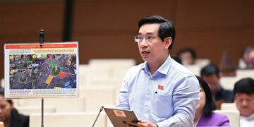 Mang bảng biển minh hoạ, Đại biểu Nguyễn Văn Cảnh hiến kế “độc” giải bài toán ùn tắc triền miên