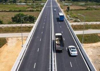 Một doanh nghiệp bán xăng lãi tăng vọt, chia cổ tức kỷ lục, cổ phiếu từng tăng phi mã 3.500%