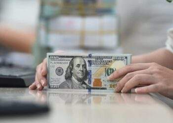 Suy yếu, tỷ giá chợ đen tăng 20 VND/USD