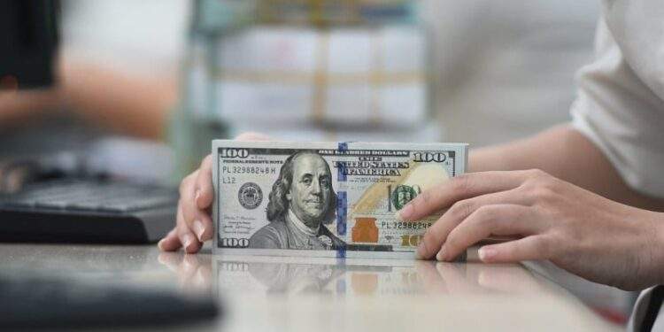 Suy yếu, tỷ giá chợ đen tăng 20 VND/USD