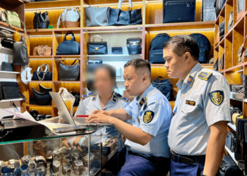 Thu giữ gần 400 sản phẩm giả mạo nhãn hiệu nổi tiếng tại Saigon Square