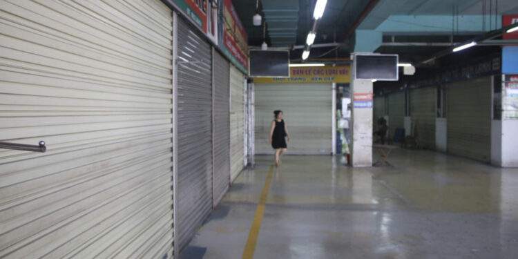 Tiểu thương đồng loạt đóng cửa, hàng loạt chợ lớn ở Thái Nguyên vắng lặng