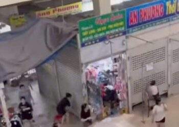 Tiểu thương nháo nhào đóng quầy khi nghe tin lực lượng chức năng đến kiểm tra