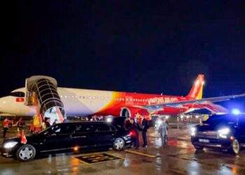 Tổng thống Litva đến Hà Nội trên chuyên cơ Vietjet