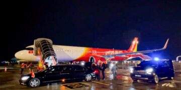 Tổng thống Litva đến Hà Nội trên chuyên cơ Vietjet