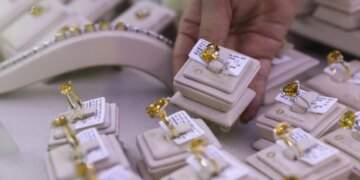 Vietnam gold prices inch up despite global drop