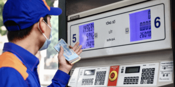 Dầu thô đột ngột mất giá, xăng dầu trong nước hưởng lợi