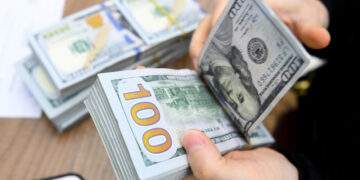 Dollar strengthens against dong - VnExpress International