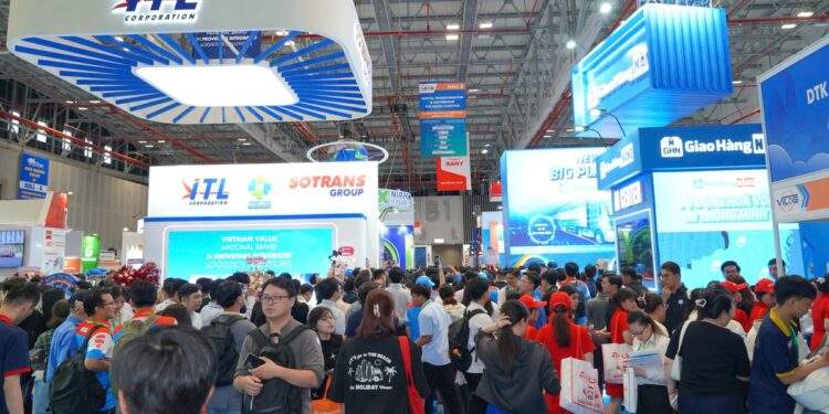 Đông nghẹt người dự triển lãm về logistics ở TP.HCM