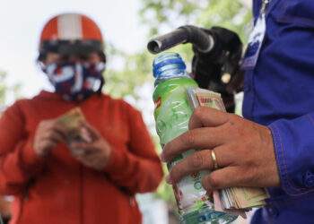 Gasoline prices fall 2 weeks in a row