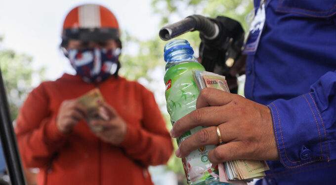 Gasoline prices fall 2 weeks in a row