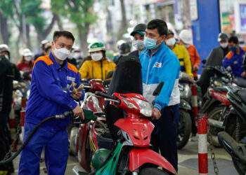 Gasoline prices tumble to 3-week bottom