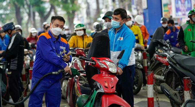 Gasoline prices tumble to 3-week bottom