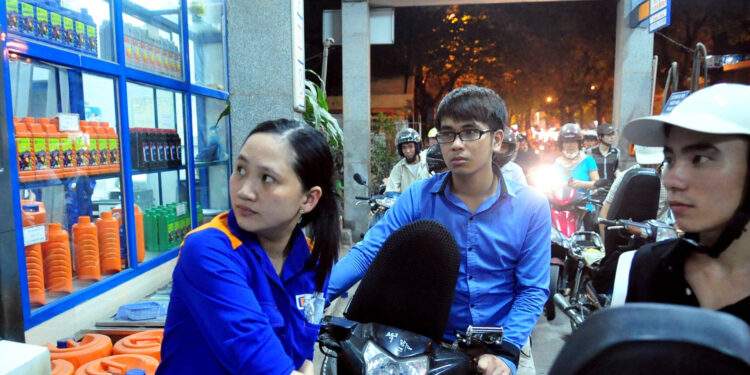 Giá xăng có thể tiếp tục giảm vào ngày mai