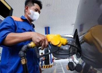 Giá xăng tăng mạnh, RON 95 lên 21.500 đồng/lít