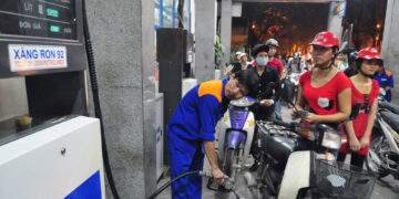 Giá xăng tiếp tục đi xuống, RON 95 rời xa mốc 20.000 đồng/lít