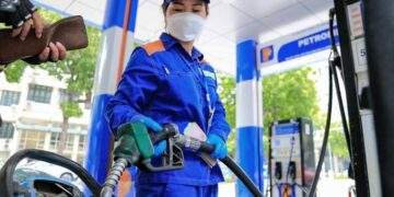 Giảm liên tục, xăng dầu trong nước sẽ lao dốc?