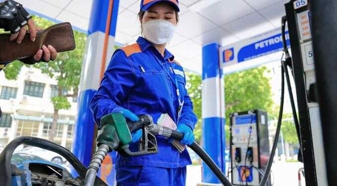 Giảm liên tục, xăng dầu trong nước sẽ lao dốc?