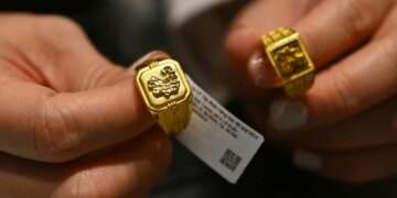 Gold jumps to 2-week high