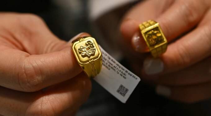 Gold jumps to 2-week high