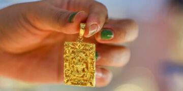 Gold price drops after staying flat for 3 days