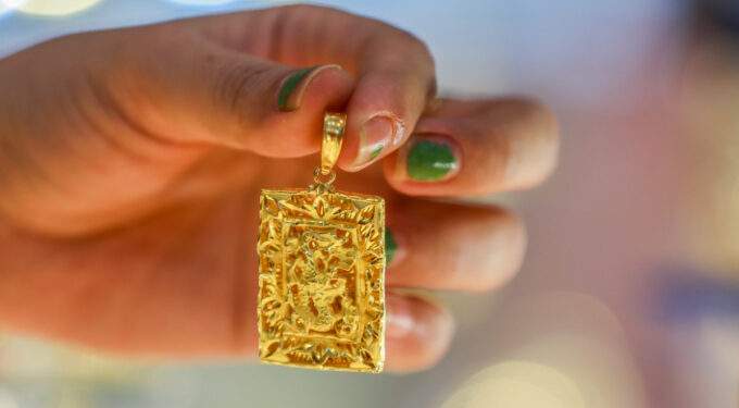 Gold price drops after staying flat for 3 days