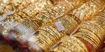 Gold prices gain as global rates climb