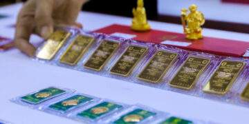Gold prices hold steady as global rates head down