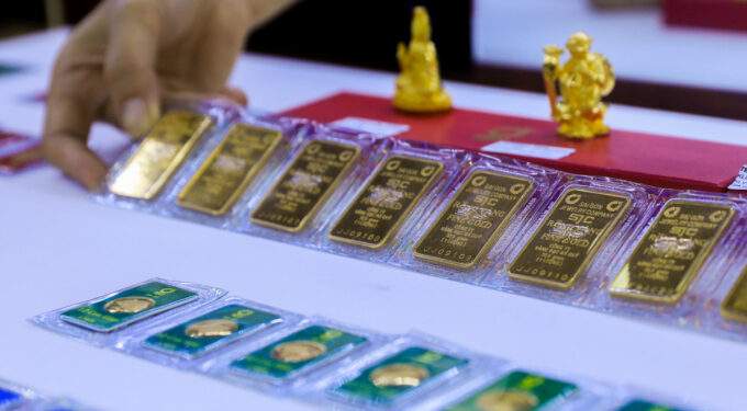Gold prices hold steady as global rates head down