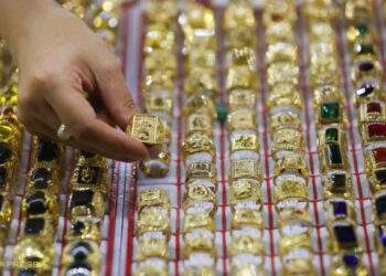 Gold prices remain firm as global rates trade flat