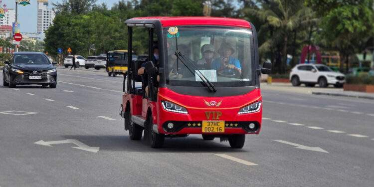 Hàng trăm chủ xe điện ở Cửa Lò hoang mang trước nguy cơ phải dừng hoạt động