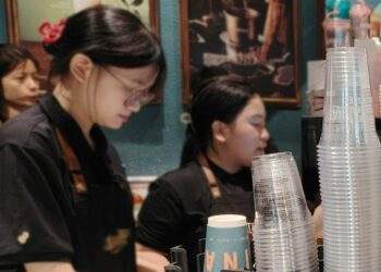 Plastics remain top choice for Hanoi food, beverage shops