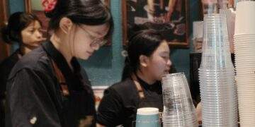 Plastics remain top choice for Hanoi food, beverage shops
