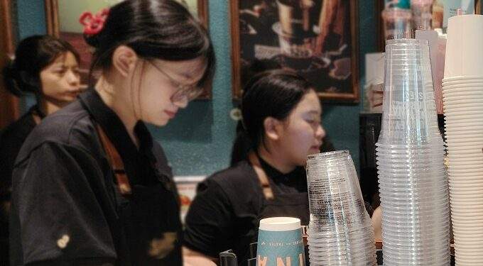 Plastics remain top choice for Hanoi food, beverage shops