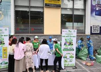 SeABank tổ chức “Ngày hội đổi rác lấy quà”
