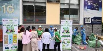 SeABank tổ chức “Ngày hội đổi rác lấy quà”
