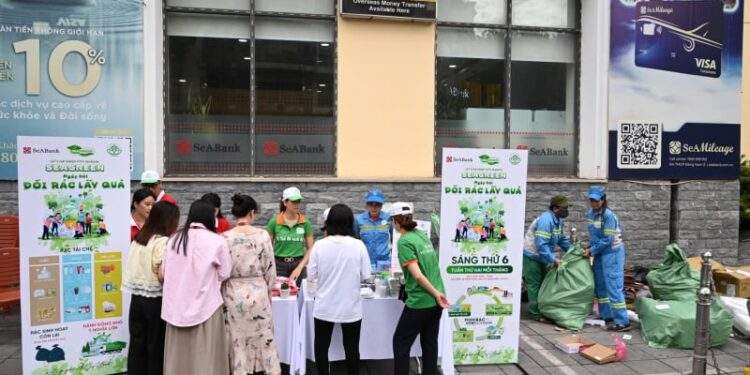 SeABank tổ chức “Ngày hội đổi rác lấy quà”