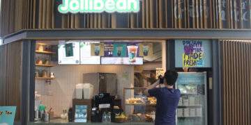 A person takes a picture of a Jollibean outlet in Singapore. Photo from Facebook/JollibeanSingapore
