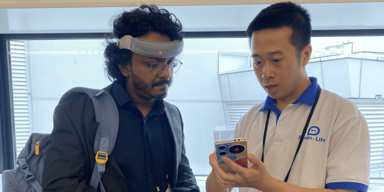 Startup Việt giới thiệu thiết bị thông minh giám sát sức khỏe tinh thần