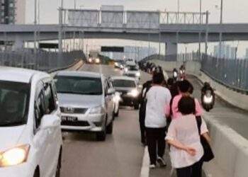 Thousands of Malaysians forced to walk into Singapore as cross-border bus drivers go on strike