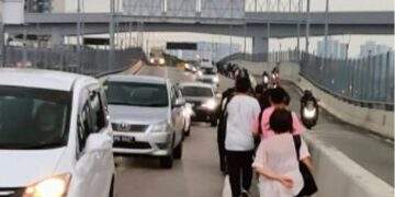 Thousands of Malaysians forced to walk into Singapore as cross-border bus drivers go on strike