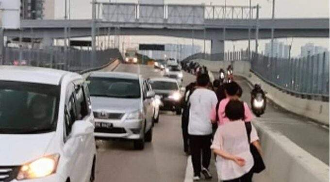 Thousands of Malaysians forced to walk into Singapore as cross-border bus drivers go on strike