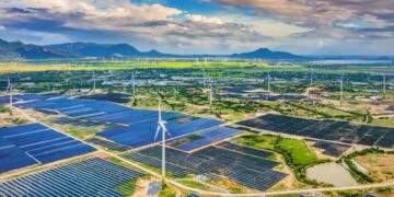 Thủ tướng yêu cầu 9 địa phương và nhiều bộ khẩn trương tháo gỡ khó khăn các dự án năng lượng tái tạo