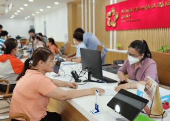 Thủ tướng yêu cầu không để tình trạng "cò làm giấy tờ" tại các Trung tâm Phục vụ hành chính công