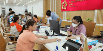 Thủ tướng yêu cầu không để tình trạng "cò làm giấy tờ" tại các Trung tâm Phục vụ hành chính công