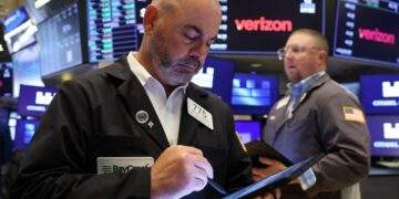 US stocks hit record high on Vietnam trade deal, tech stocks