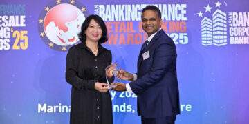 Vietcombank tiếp tục được vinh danh và nhận cú đúp giải thưởng quản trị rủi ro từ Asian Banking and Finance