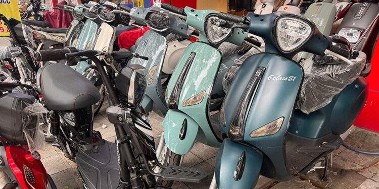 Xe máy cũ chạy xăng chỉ 2-3 triệu đồng/chiếc, xe máy điện ‘giá nào cũng có’