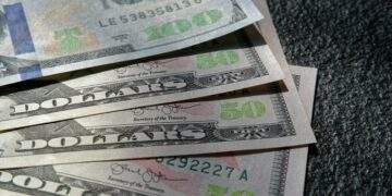 Dollar edges up against dong on black market