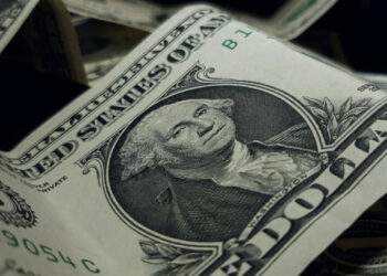 Dollar gains over dong on black market